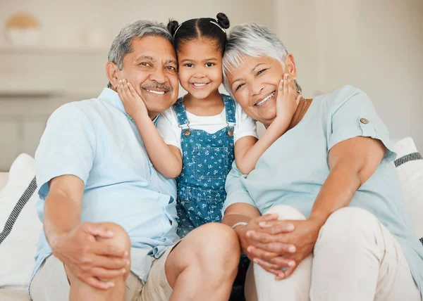 미소를 조부모의 초상화 그리고 그들의 거실의 지지와 보살핌 세대와 손자가 — 스톡 사진