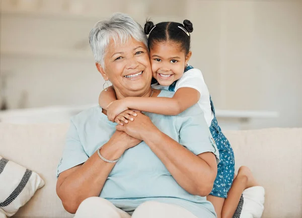 Aile Büyükanne Torun Kucaklaşması Gülümseme Mutluluk Evde Kaynaşma Oturma Odasında — Stok fotoğraf