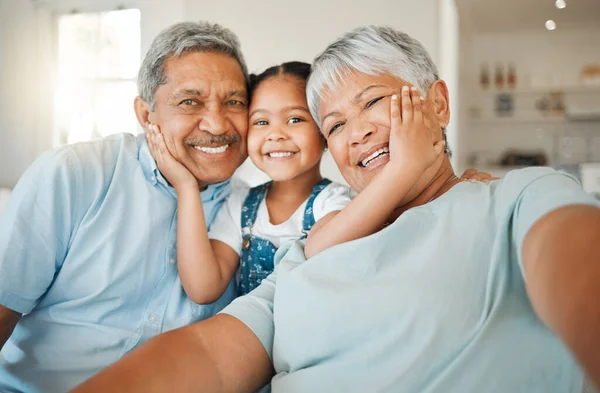 Selfie Liefde Grootouders Met Een Meisje Familie Thuis Met Geluk — Stockfoto