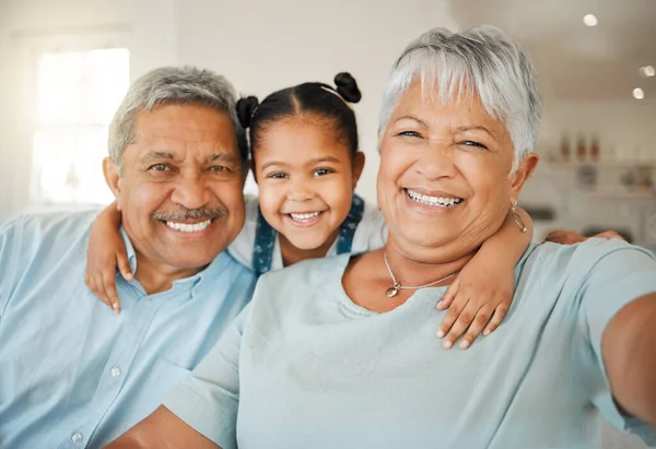 Selfie Liefde Grootouders Met Een Meisje Thuis Geluk Met Vreugde — Stockfoto