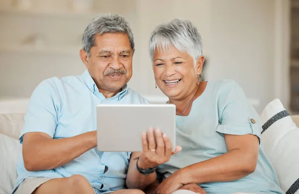Technologie Senior Couple Avec Tablette Heureux Sur Canapé Dans Salon — Photo