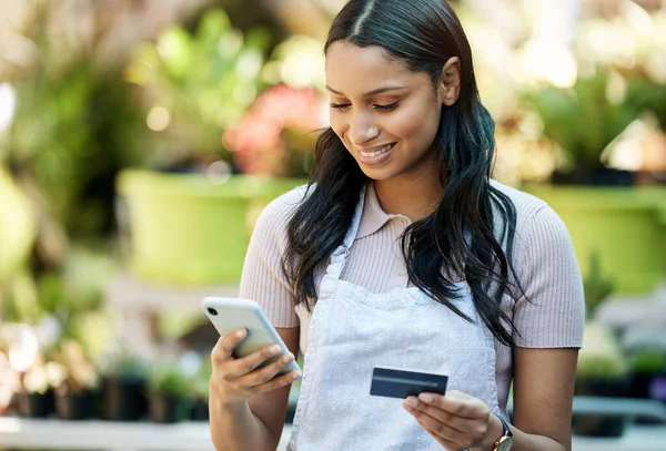 Mulher Telefone Cartão Crédito Proprietário Negócio Com Comércio Eletrônico Compras — Fotografia de Stock