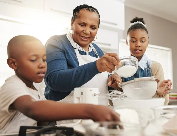 Família Negra Avó Ensinando Crianças Cozinhar Aprender Habilidades Culinárias Cozinha — Fotografia de Stock