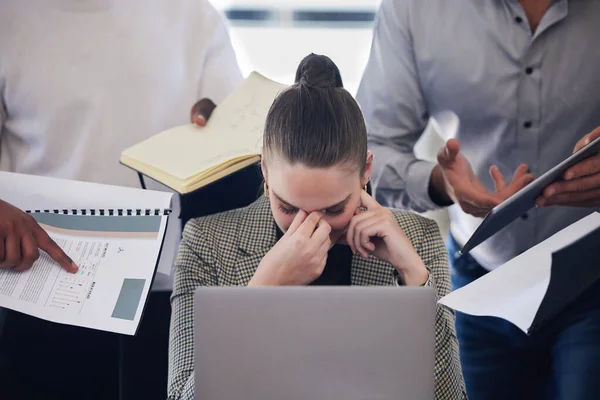 Laptop Stress Και Multitask Μια Γυναίκα Επιχειρηματία Και Απαιτητικούς Συναδέλφους — Φωτογραφία Αρχείου