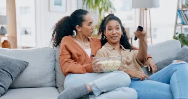 Lesbijki Popcorn Kobiety Kanapie Film Relaks Razem Szczęście Więź Kobieta — Wideo stockowe