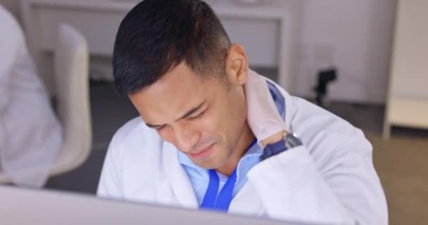 Hombre Médico Dolor Cuello Estrés Burnout Tensión Muscular Por Computadora — Vídeos de Stock