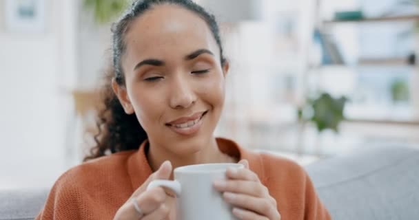 Pensare Caffè Pace Con Una Donna Nel Soggiorno Casa Sua — Video Stock