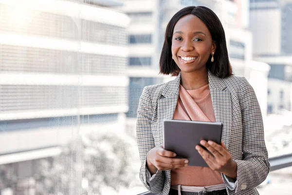 Czarna Kobieta Biznes Tablet Odkryty Uśmiechem Komunikację Networking Badania Portret — Zdjęcie stockowe