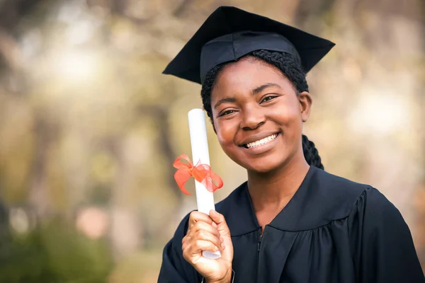 Portrait Diplôme Diplôme Avec Une Étudiante Noire Sur Campus Universitaire — Photo