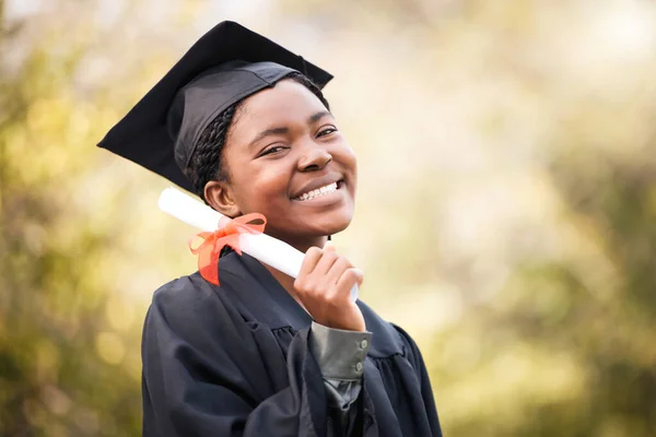 奨学金イベントで大学のキャンパスで学生黒の女性と肖像画 卒業または学位 大学卒業のために屋外に立つ幸せな女性の生徒と教育 笑顔または証明書 — ストック写真
