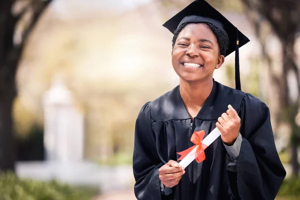 Portret Opleiding Certificaat Met Een Afgestudeerde Zwarte Vrouw Universiteitscampus Een — Stockfoto
