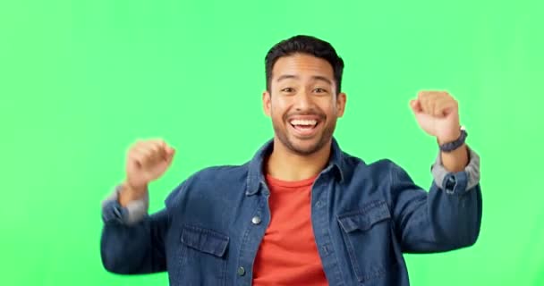 Szczęście Taniec Portret Mężczyzny Zielonym Ekranie Podekscytowany Muzyką Uśmiechem Izolowany — Wideo stockowe
