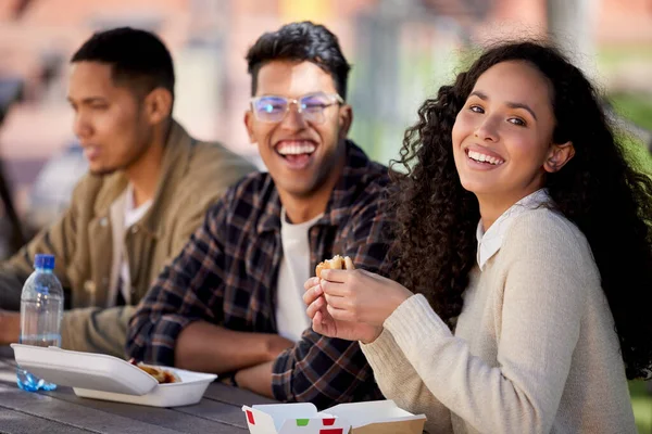 Estudiantes Felices Amigos Almorzando Juntos Campus Universitario Universitario Para Descanso —  Fotos de Stock