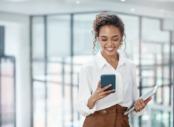 Kadın Ofisteki Tabletle Cep Telefonundan Internet Iletişimi Için Gülümseme Kadın — Stok fotoğraf