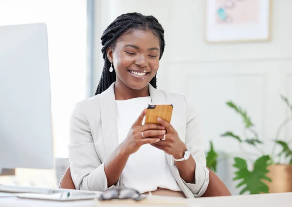 Negócios Mulher Negra Digitação Telefone Uma Mesa Para Comunicação Bate — Fotografia de Stock