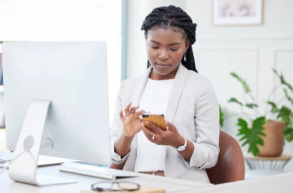 Чернокожая Женщина Бизнес Общение Телефону Столом Общения Чата Социальных Сетей — стоковое фото