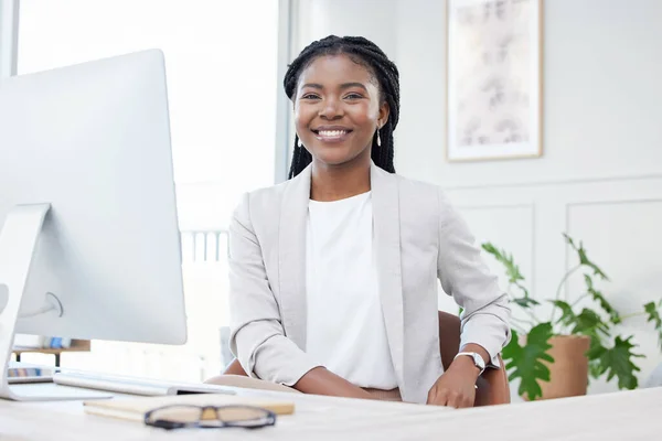 Gülümseme Siyahi Kadın Portresi Kurumsal Kariyer Gurur Mutluluk Için Masada — Stok fotoğraf