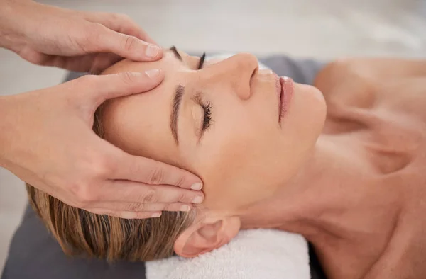 Spa Zabieg Dłonie Masażem Głowy Dla Wellness Twarzy Luksusowa Terapia — Zdjęcie stockowe