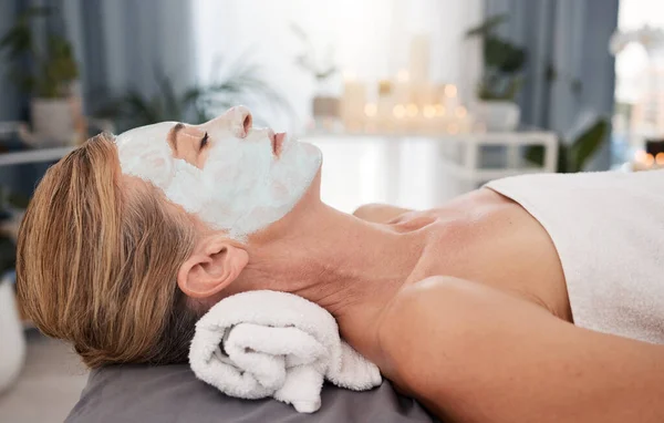 Mujer Cliente Máscara Con Facial Spa Relax Con Cuidado Piel — Foto de Stock