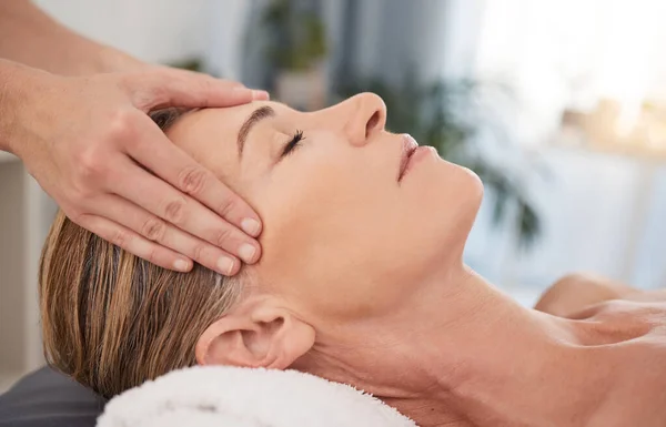 Beleza Spa Mulher Com Cosméticos Massagem Tratamento Mimos Bem Estar — Fotografia de Stock