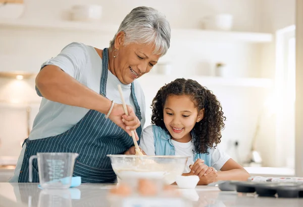 Nagymama Főzés Vagy Gyermek Sütés Konyhában Mint Egy Boldog Család — Stock Fotó