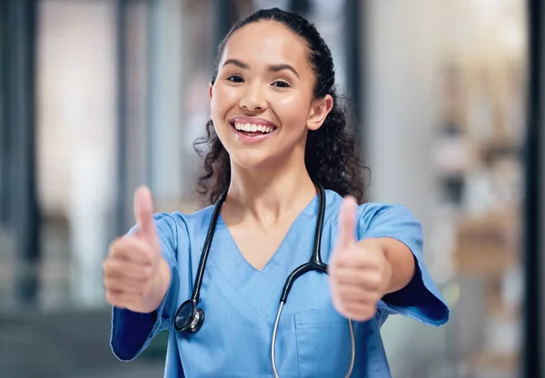 Gelukkige Vrouw Dokter Portret Glimlach Met Duimen Omhoog Voor Gezondheidszorg — Stockfoto
