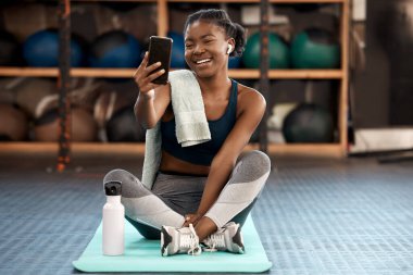 Telefon, selfie ve zenci kadın fitness etkileyicisi spor yaparken ya da spor salonunda egzersiz yaparken sosyal medyada bir cep telefonunda etkilidir. Sağlık, sağlık ve genç kişi veya sporcu İnternet, İnternet veya İnternet 'te mutlu.