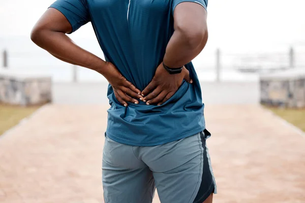 Άνθρωπος Γυμναστήριο Και Πόνο Στην Πλάτη Μετά Την Προπόνηση Άσκηση — Φωτογραφία Αρχείου