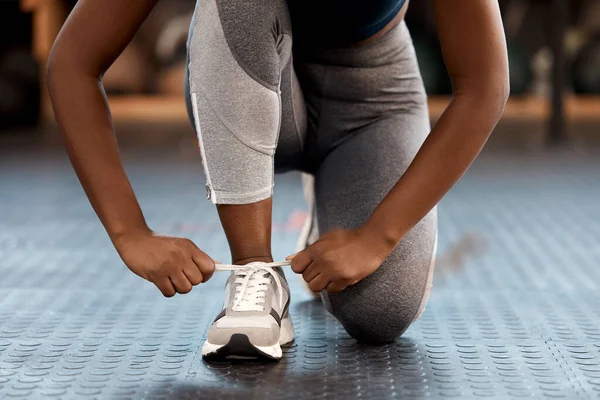 Kadın Eller Spor Salonunda Spor Salonunda Koşuda Ayakkabı Bağlama Egzersiz — Stok fotoğraf