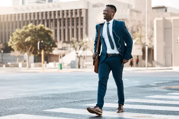 幸せなビジネスマンは 街や歩行者屋外を横断する上での旅行のために働くために歩くと街 横断道路で黒人男性 都市の町でアスファルトの上にスーツや笑顔でビジネスに歩くか — ストック写真