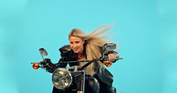 Motorrad Atelier Und Frau Mit Freiheit Auf Einer Fahrt Abenteuer — Stockvideo