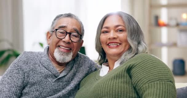 Ouderen Paar Bank Glimlach Het Gezicht Met Knuffel Liefde Hechting — Stockvideo