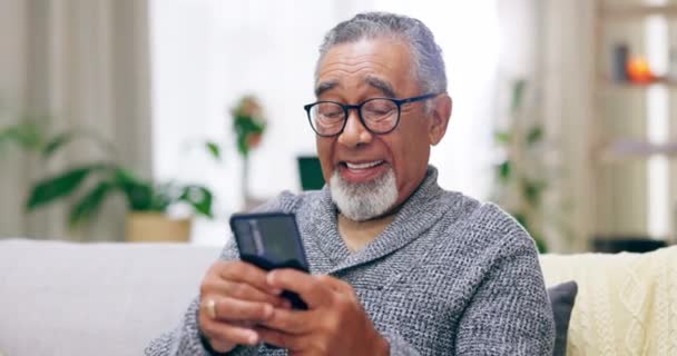 テキストメッセージ ソーシャルメディアやストリーミングのためのソファの上で老人とリラックス 電話や笑い ウェブサイトのための自宅でのリビングルームの高齢者との幸せとコミュニケーション チャットやインターネット — ストック動画