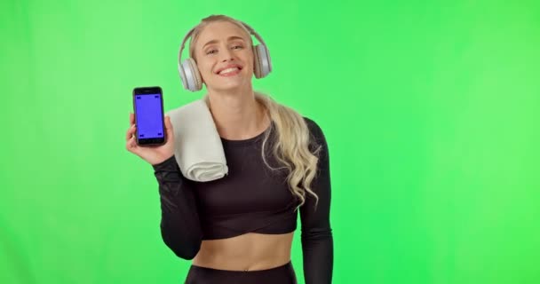 Mulher Exercício Fones Ouvido Com Telefone Tela Verde Para Música — Vídeo de Stock