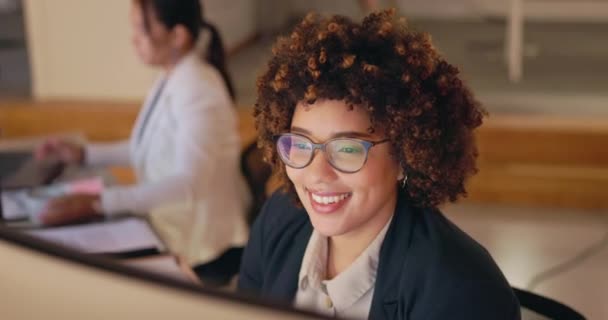 Cara Oficina Mujer Feliz Escribiendo Computadora Trabajando Correo Electrónico Proyecto — Vídeos de Stock