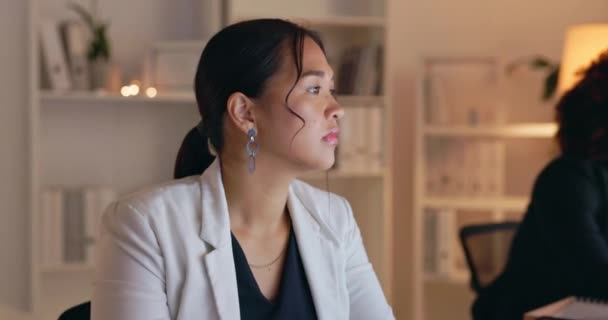 Dijital Işlerle Meşgul Bir Ofisteki Bilgisayarda Gece Çalışmak Düşünmek Kadını — Stok video