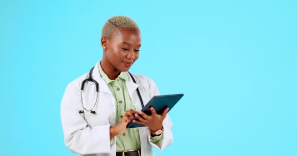平板电脑 女医生和隔离在工作室背景下的医疗保健研究 结果或远程保健服务 从事数字技术工作或打字的医务人员 模拟空间数据分析 — 图库视频影像
