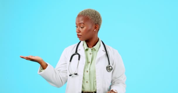 手部空间或黑人妇女在工作室与模型产品的蓝色背景 摇头或非洲女孩的肖像在医疗保健警告的选择或风险停止危险 — 图库视频影像