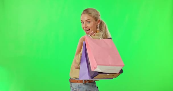 Mulher Feliz Cartão Crédito Sacos Compras Tela Verde Para Compra — Vídeo de Stock