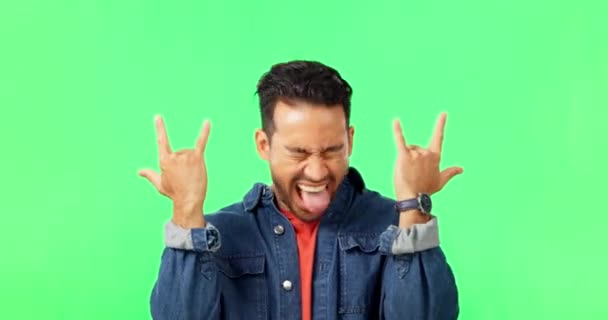 Człowiek Rock Rollowym Gestem Ręki Przez Zielony Ekran Słuchający Heavy — Wideo stockowe