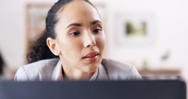 Bizneswoman Czytająca Laptopie Twarzą Skupiająca Się Koncentrująca Badaniach Nad Projektem — Wideo stockowe
