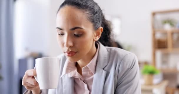 ビジネスの女性 コーヒーカップと職場でのインスピレーションとアイデア 読書や研究について考えています オフィスで熱い飲み物を飲む企業の女性とのフォーカス ビジョンと専門的な考え方 — ストック動画