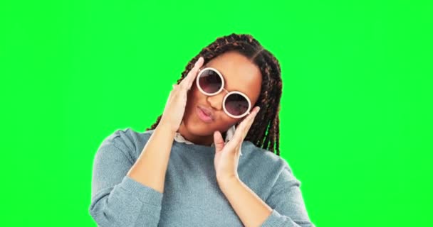 Gafas Sol Cara Mujer Estudio Con Pantalla Verde Expresión Facial — Vídeo de stock