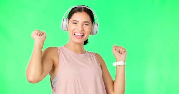 緑の画面 スタジオ 背景に幸せな女性のヘッドフォン ダンス 音楽への女性モデルダンスの肖像 ストリーミングオーディオメディアとラジオの音 サブスクリプションのポッドキャストとエネルギー — ストック動画