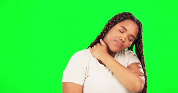 黑人妇女 手和脖子疼痛在工作室的绿色屏幕上与肌肉危机 解剖学问题和不良的姿势风险 在孤立的模拟背景下按摩肩部的伤害 压力和疲劳 — 图库视频影像