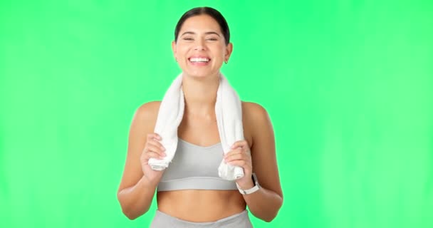 スタジオでフィットネス 健康的なトレーニングのための緑の画面 タオルや幸せな女性の顔 肖像画 女性スポーツ選手やパフォーマンス 笑顔とワークアウトアクションのための汗の布とモデル — ストック動画