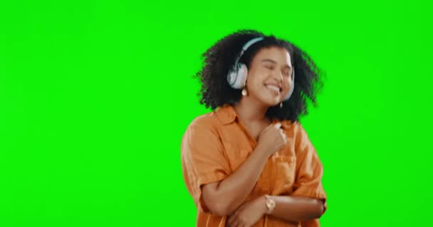 绿色屏幕和听耳机的女人在跳舞时 要求在录音室背景中听到更大声的隔离声 流言蜚语 年轻女子的肖像 用手捂住耳朵仔细听 — 图库视频影像