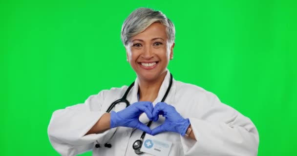Medico Cuore Mani Con Donna Sullo Schermo Verde Gentilezza Supporto — Video Stock
