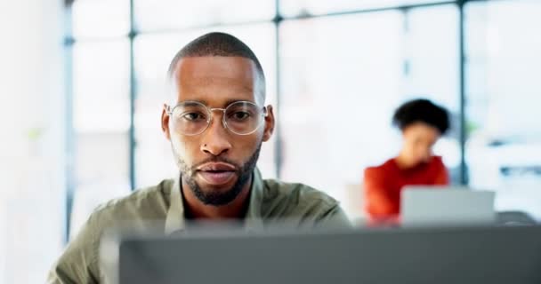 Hombre Negro Negocio Lectura Laptop Con Taza Café Enfoque Investigación — Vídeos de Stock