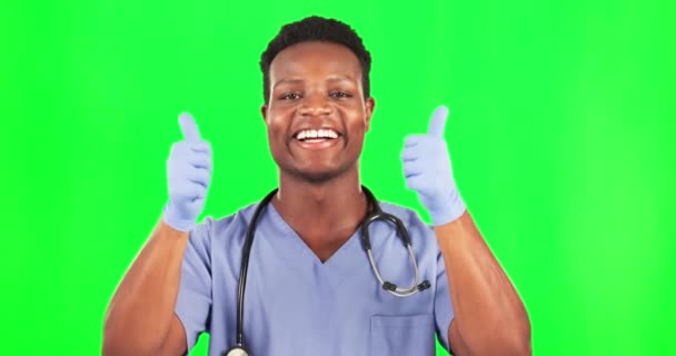 Чорний Чоловік Лікар Великі Пальці Зеленому Екрані Здоров Позитивною Думкою — стокове відео